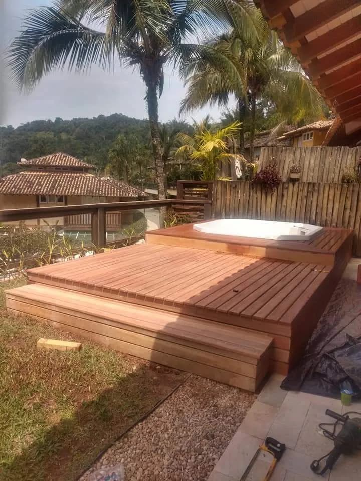 Deck exterior em madeira maciça com spa embutido
