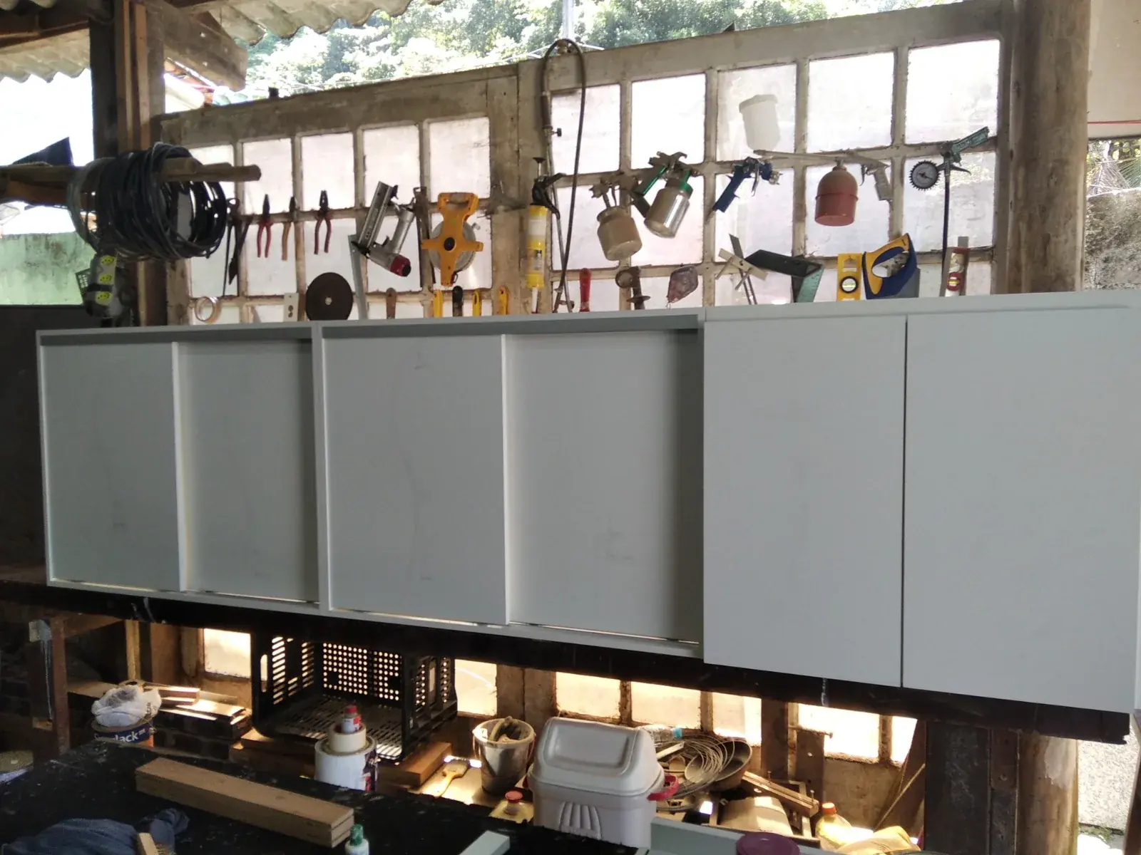 Conjunto de armários suspensos de portas de correr, terminados na oficina